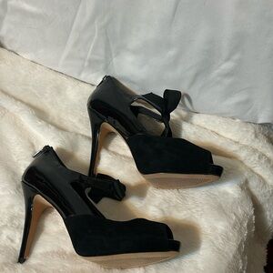 White House Black Market Ladies zip up heels